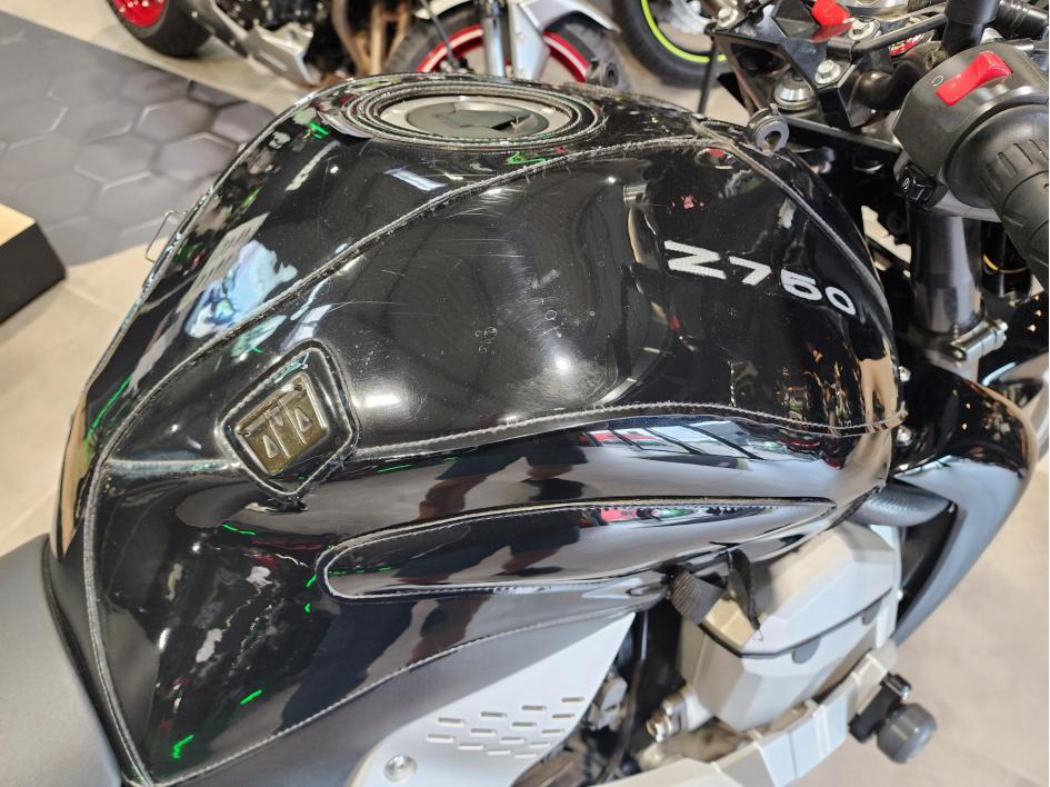 KAWASAKI Z750