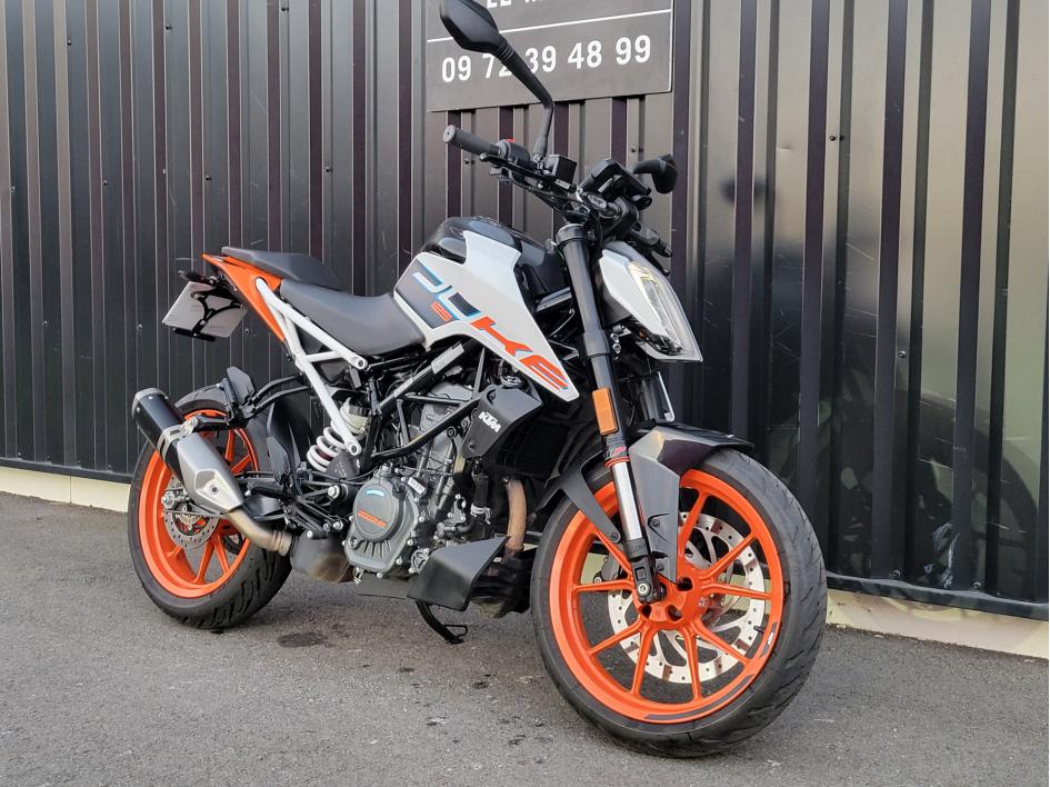 KTM 125 DUKE   1ERE MAIN  SEULEMENT 2900 KILOMETRES